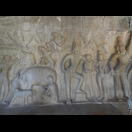 Durga bekämpft – auf einem Löwen reitend – den flüchtenden Büffeldämon Mahishasura, Relief im Krishna mandapa, die links neben dem im ersten Foto zu sehenden Felsrelief liegt